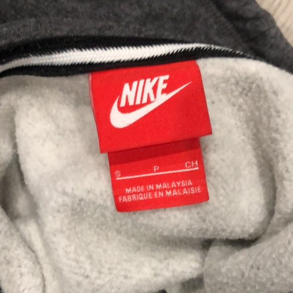 Nike Mens Pullover Graphic Hoodie with kangaroo pocket/Size S - Picture 3 of 3